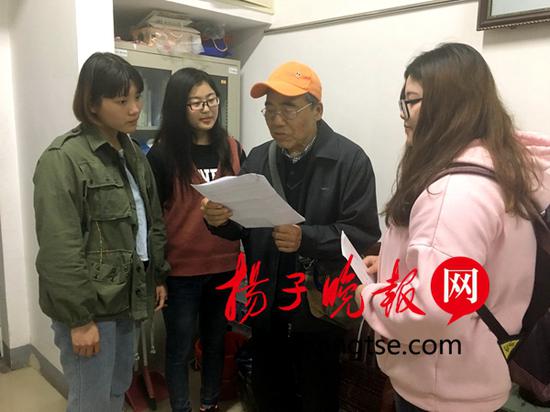 失明教授给学生写"情书" 此前大学生轮流当"朗读