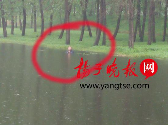 男子暴雨中被困深河一个多小时 脚被逮鱼地笼缠住