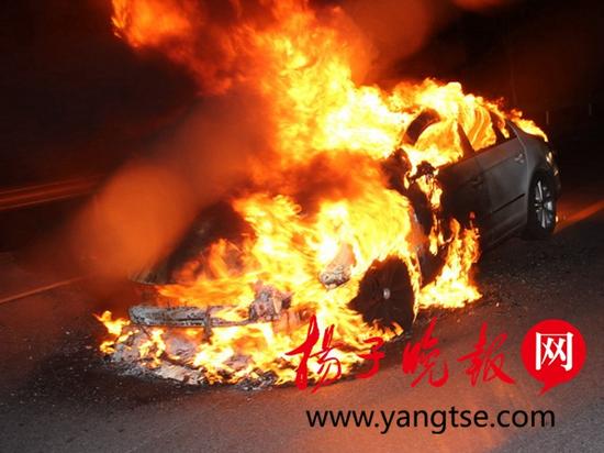 扬州一轿车自燃被大火吞噬 司机涉嫌醉驾