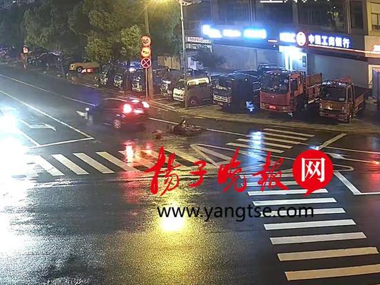 小轿车路口撞倒母女三人 电动车上两幼女神奇无恙