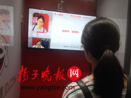 在江苏宿迁首家无人超市内体验“刷脸购物”