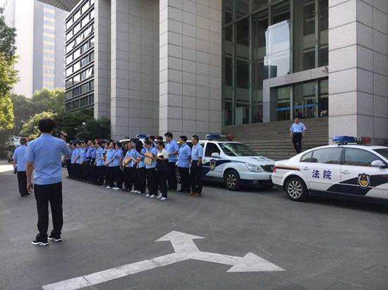 丈夫赠情人3000万豪宅 法院执行强制腾房还给妻子