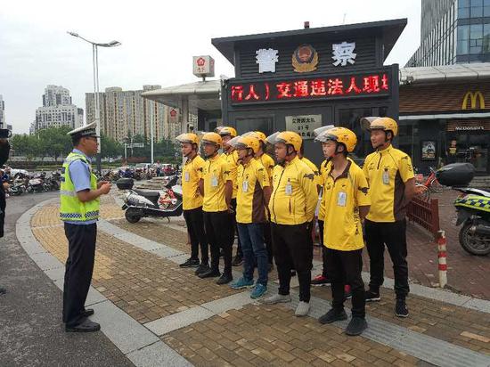 南京注册外卖骑手一万多人 三成车辆属无牌无