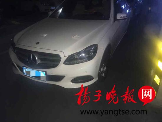 电话叫挪车半小时无应答 女子一气买锁锁车轮