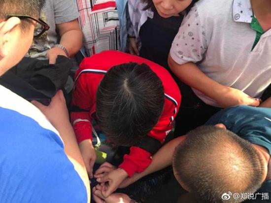 网传高考生证件锁口袋撕衣赶考 考点辟谣：着装不符