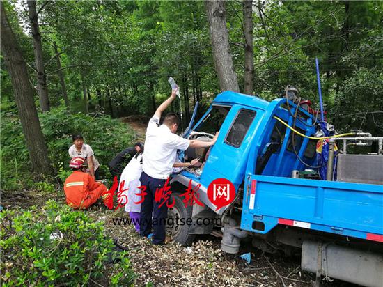 车祸现场 120司机举一个多小时吊瓶进行施救