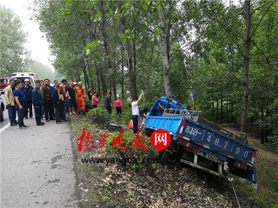 车祸现场 120司机举一个多小时吊瓶进行施救