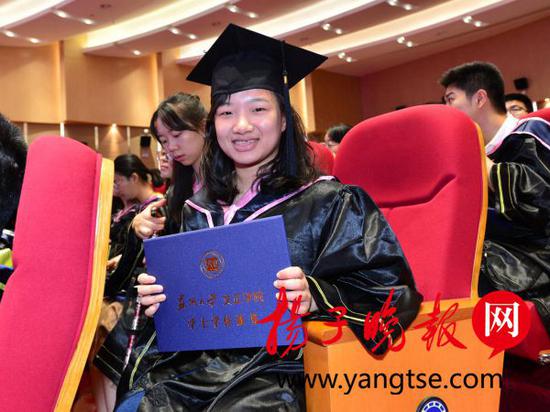 赵琳琳手拿学士学位证书