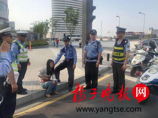 苏州一女子路边突然挥刀自残 辅警与城管第一时间施救