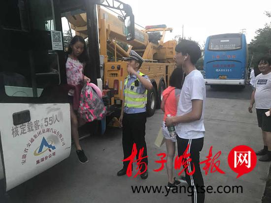 轿车司机恍惚高速追尾大客车 40多名归乡过节乘客被驳载