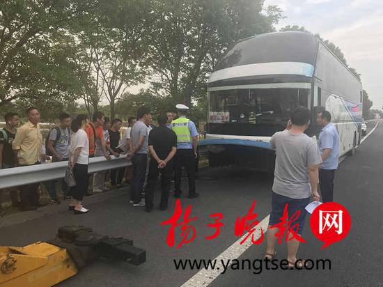 轿车司机恍惚高速追尾大客车 40多名归乡过节乘客被驳载