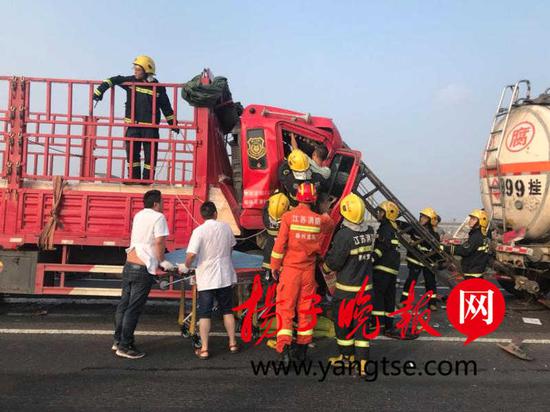 危化品罐车被货车追尾 货车司机被“卡”无法脱身