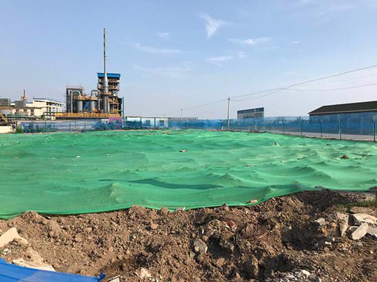 位于泰兴化工园区的非法掩埋危废场地已覆盖绿色防尘网。 本文图片均为澎湃新闻记者邱海鸿图