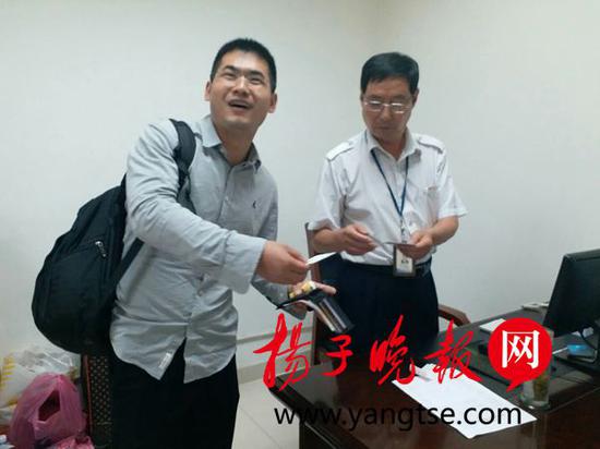 云南小伙扬州汽车站遗失“巨款” 被热心站长找回