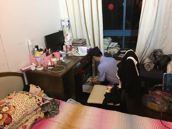 随后,执行法官将传票贴在蒋某住处房门旁的墙上。