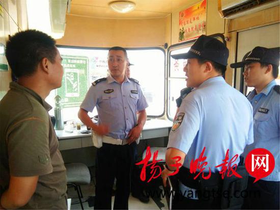 为2000元债务不要命 4车在高速上追逐追债