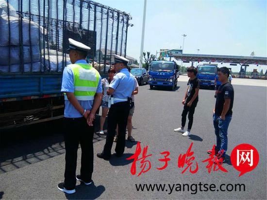 为2000元债务不要命 4车在高速上追逐追债