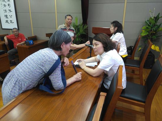 孙子和继奶奶持不同遗嘱 过世爷爷的房产该归