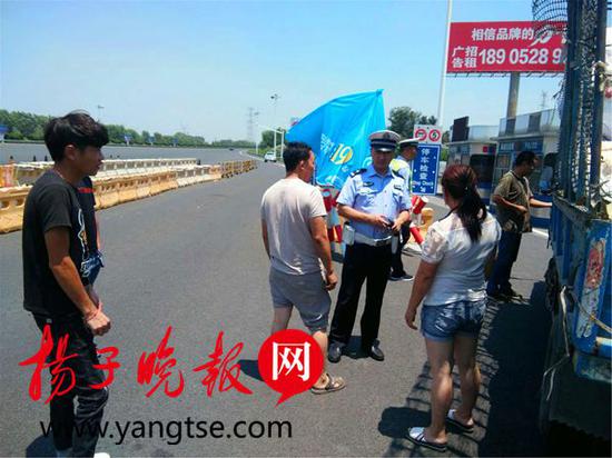 为2000元债务不要命 4车在高速上追逐追债