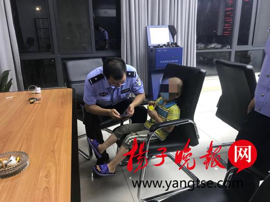 母亲外出男童夜晚走失 老师微信群发“招领启事”