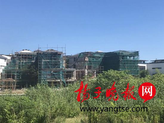 记者探访:违建现场仍有工人在干活
