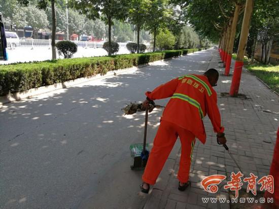 环卫公司回应工人厚装作业 ：属工作失误近期发夏装