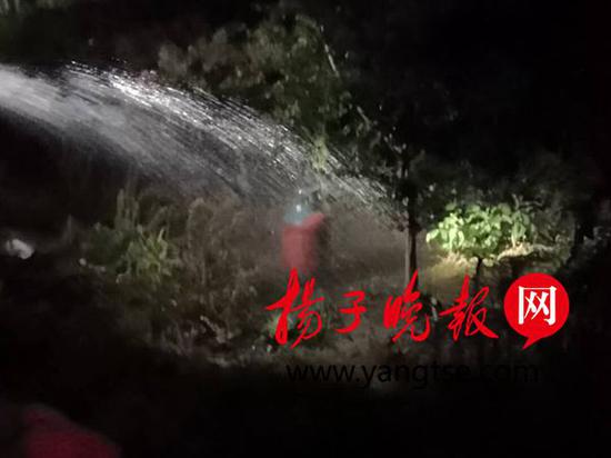 煤气罐橡胶管两三年不换 居民在家中做饭时突然着火