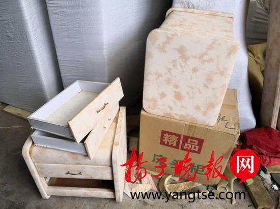 维修工打开破损的床头柜惊呆：暗层藏有三根金条