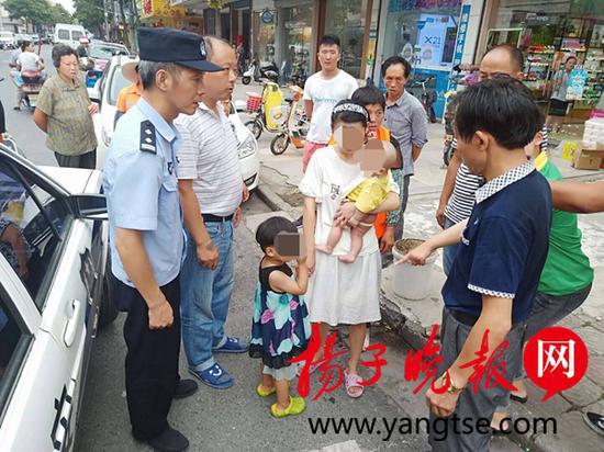 小女孩跟妈妈逛超市走散 民警及时伸援手