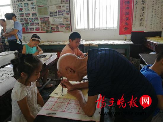 义务辅导22年 丹阳退休教师收了800名学生