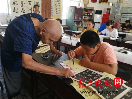 义务辅导22年 丹阳退休教师收了800名学生