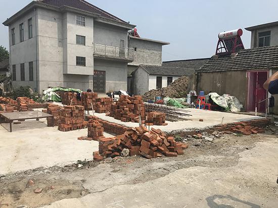 村民刚打好地基的房,现一家五口住在图右边的小平房中。 本文图均为澎湃新闻记者陈珂图