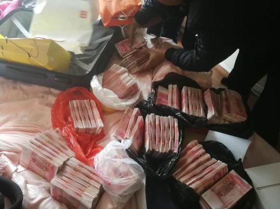 警方在犯罪嫌疑人窝点查获大量现金。 警方供图