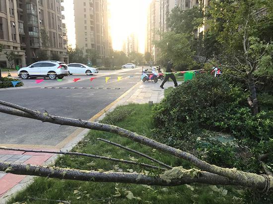 记者准备离开时,发现保安在事故现场再拉了一道警戒线。