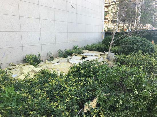 刮落的墙皮凌乱了堆放在楼下,外面已围起绿色围挡。