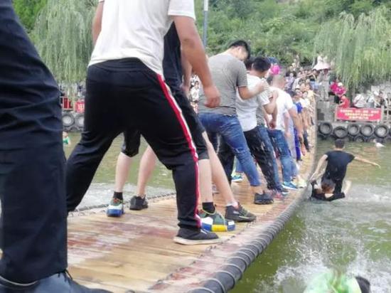 小孩3A景区摔骨折 家长打景区服务电话求助竟是空号