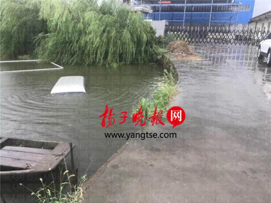 停车忘拉手刹 江苏一面包车被台风刮下河（图）