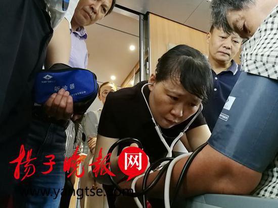 老人高铁上突发病 巧遇40位医学专家同行
