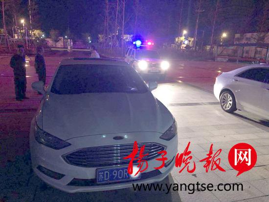 高速上一辆车突然停在警车前 司机食物中毒呕吐不止