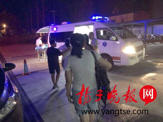 高速上一辆车突然停在警车前 司机食物中毒呕吐不止