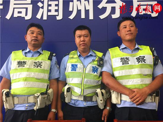 奋勇擒凶的镇江润州交警,从左向右依次为:王伟华、张江驰和郑月鹏。