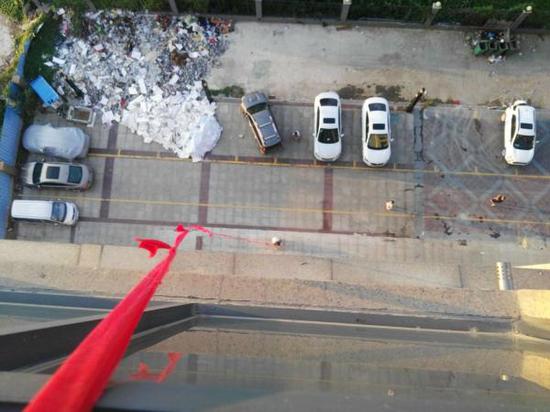 小区停水停电一周 26楼老人被困消防爬楼梯营救