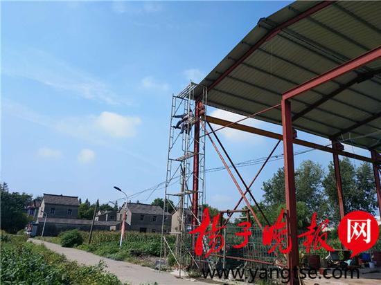 高温暴晒汗水滴到焊条上 男子高空作业被电击昏迷