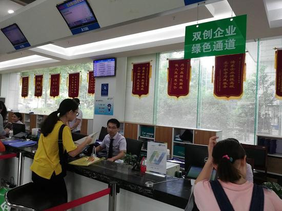 政务服务中心内,挂着企业送来的锦旗。