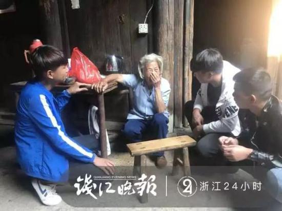 三个小伙伴看望王水莲老人。