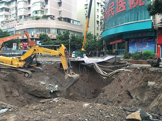 10月7日下午,小两口遭遇地陷,坠入坑中。