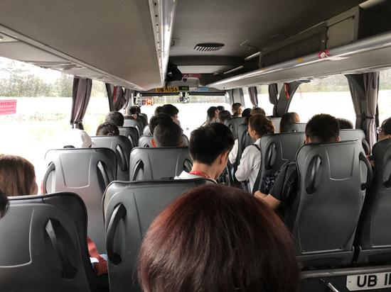 穿梭巴士进入海底公路沉管隧道时,多位乘客欢呼鼓掌。