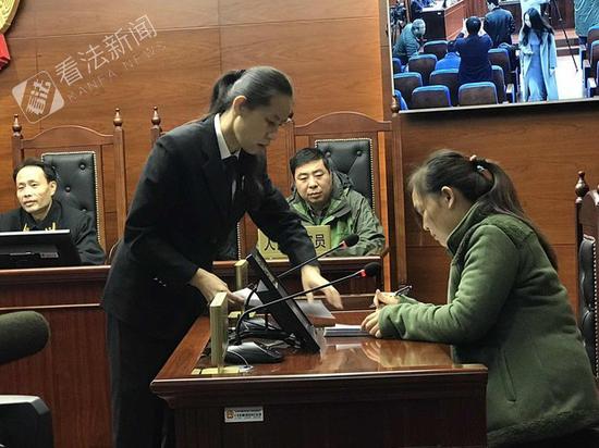 法院向卢某当庭送达判决书 周蔚摄