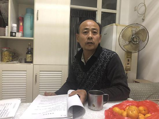 为了摘掉精神分裂的帽子,万友生奔走了十年。 本文图均为 澎湃新闻记者 王选辉 图