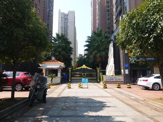 水岸世景小区东门 本文图片均为澎湃新闻记者 朱莹 图